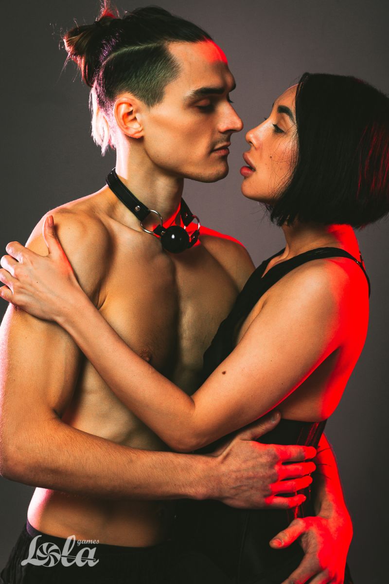 Черный гладкий кляп-шарик Crave — изображение 6