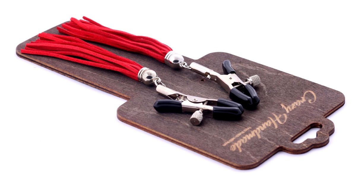 Металлические зажимы на соски с красными замшевыми кисточками — изображение 2