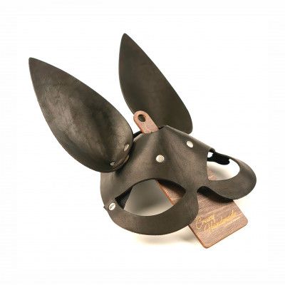 Черная гладкая маска Зайка с длинными ушками — изображение 2