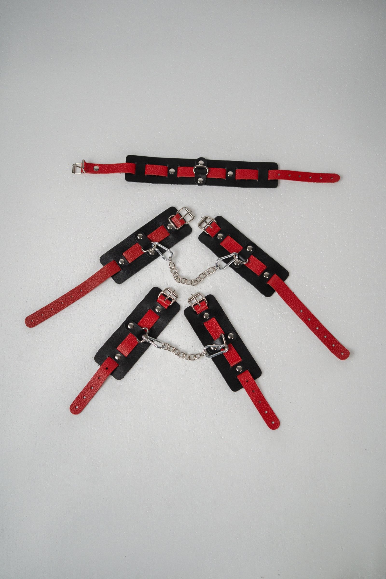 Черно-красный набор фиксаций: наручники, оковы и ошейник — изображение 2