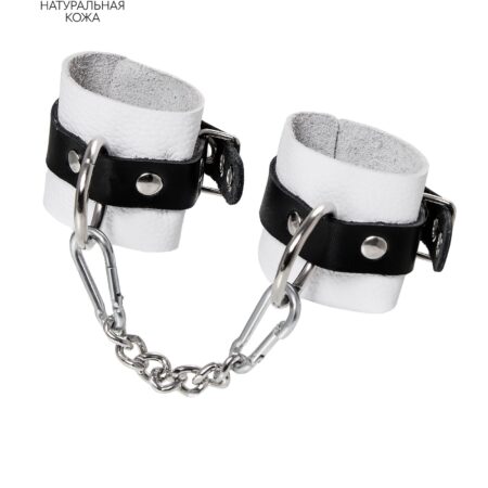 Бело-черные кожаные наручники с одним ремешком с люверсами
