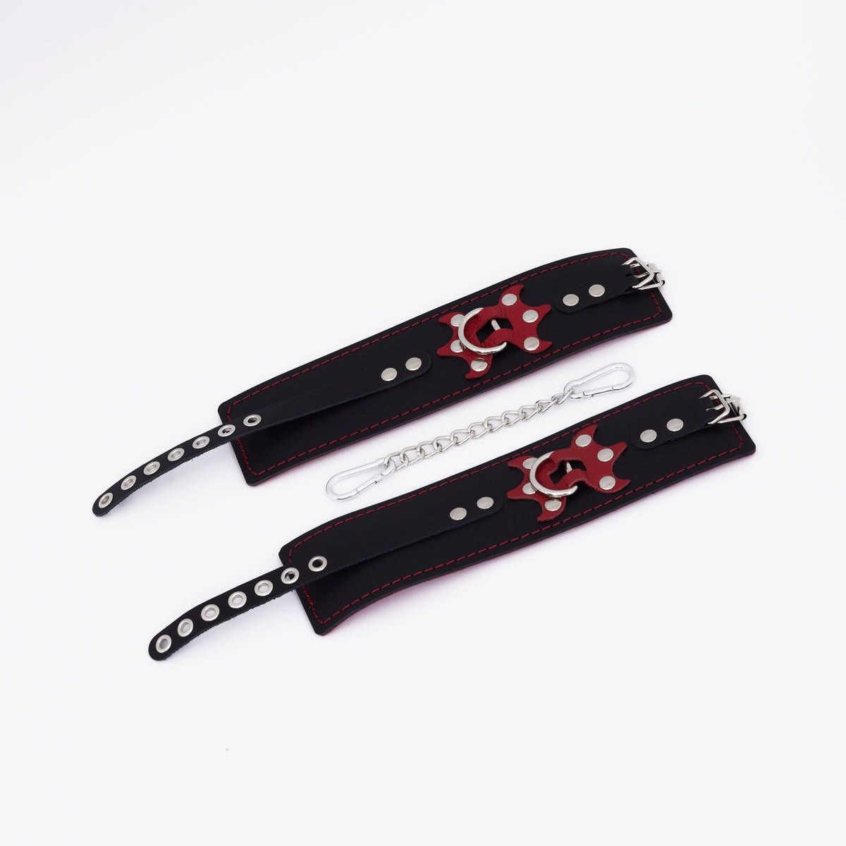 Черные кожаные оковы с красным декором и строчкой — изображение 2