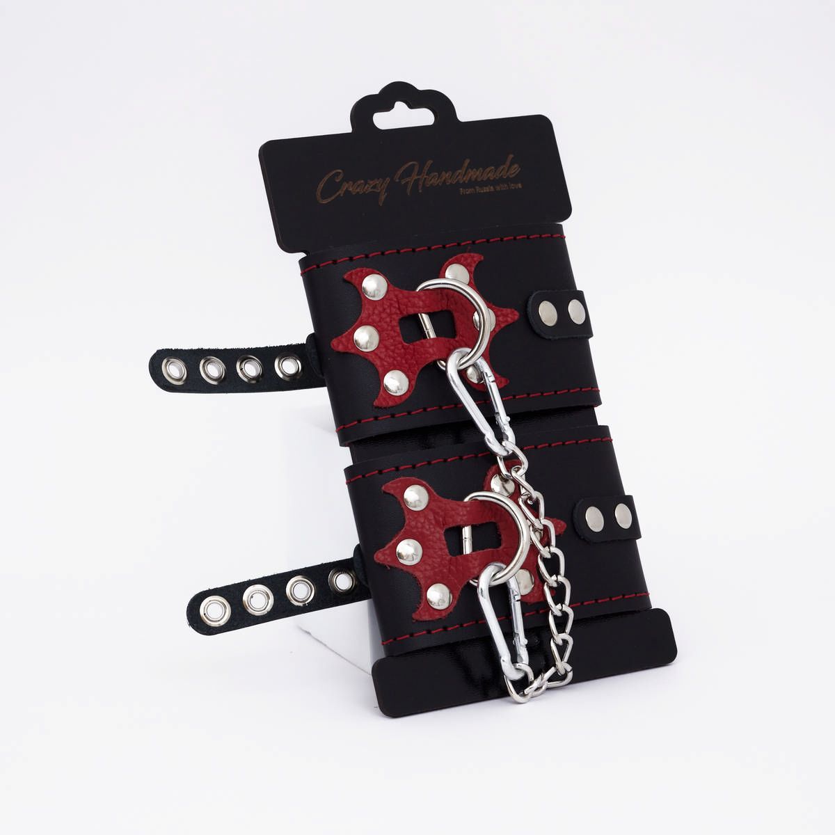Черные кожаные оковы с красным декором и строчкой — изображение 3