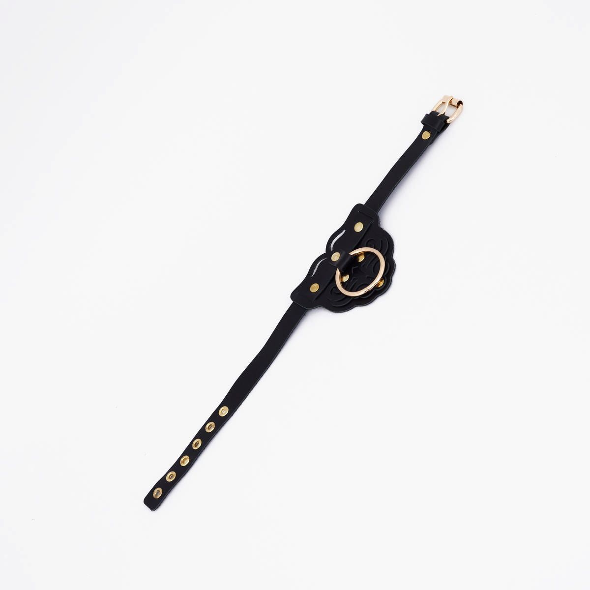 Черный фигурный кожаный ошейник с золотистой фурнитурой — изображение 3