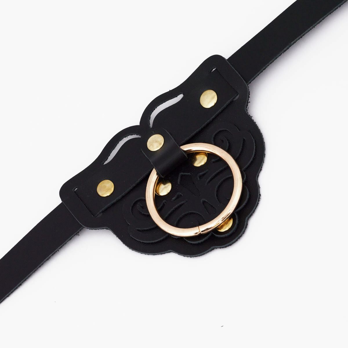 Черный фигурный кожаный ошейник с золотистой фурнитурой — изображение 4