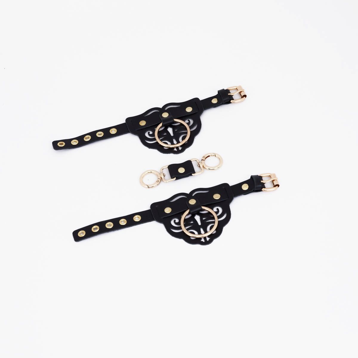 Черные наручники с золотистой фурнитурой — изображение 2