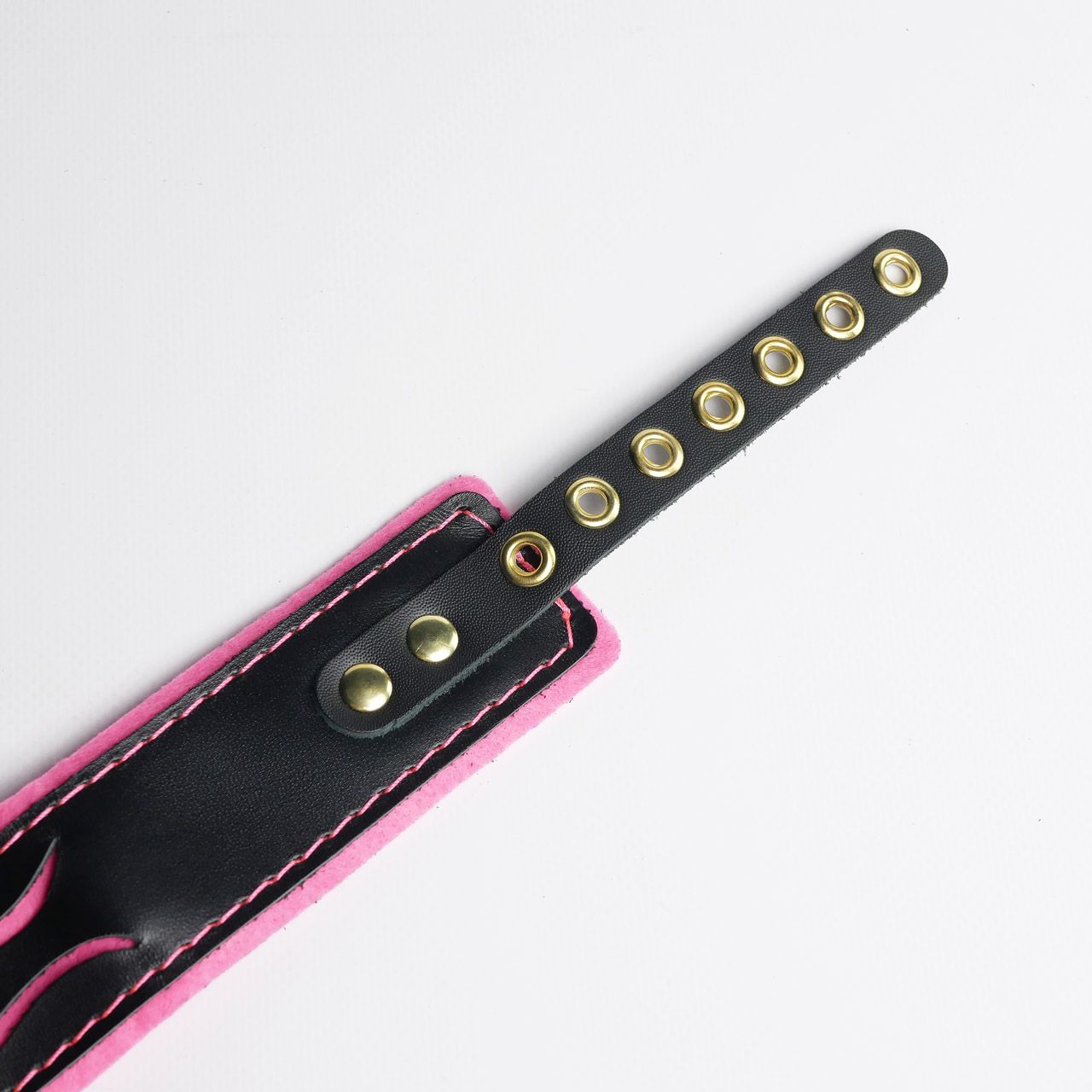 Черно-розовый ошейник с золотистой фурнитурой — изображение 3
