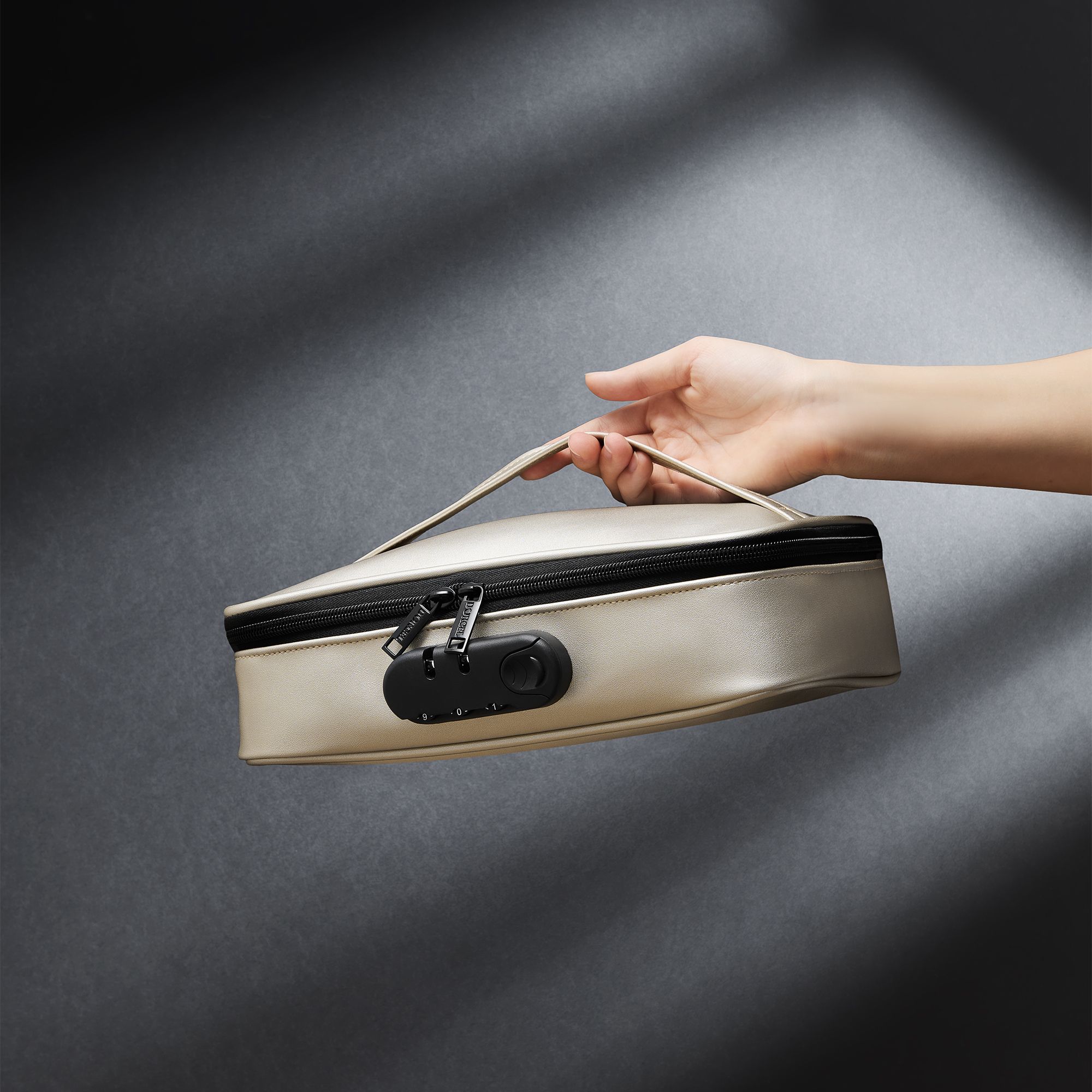 Золотистая сумочка для хранения игрушек Discreet Box — изображение 6