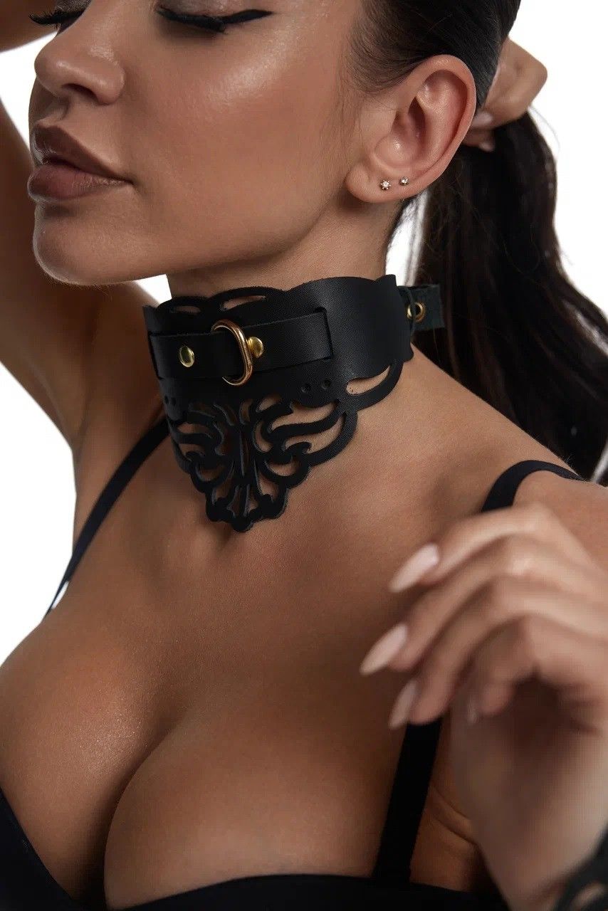 Фигурный чокер с узорами и золотистой фурнитурой — изображение 2