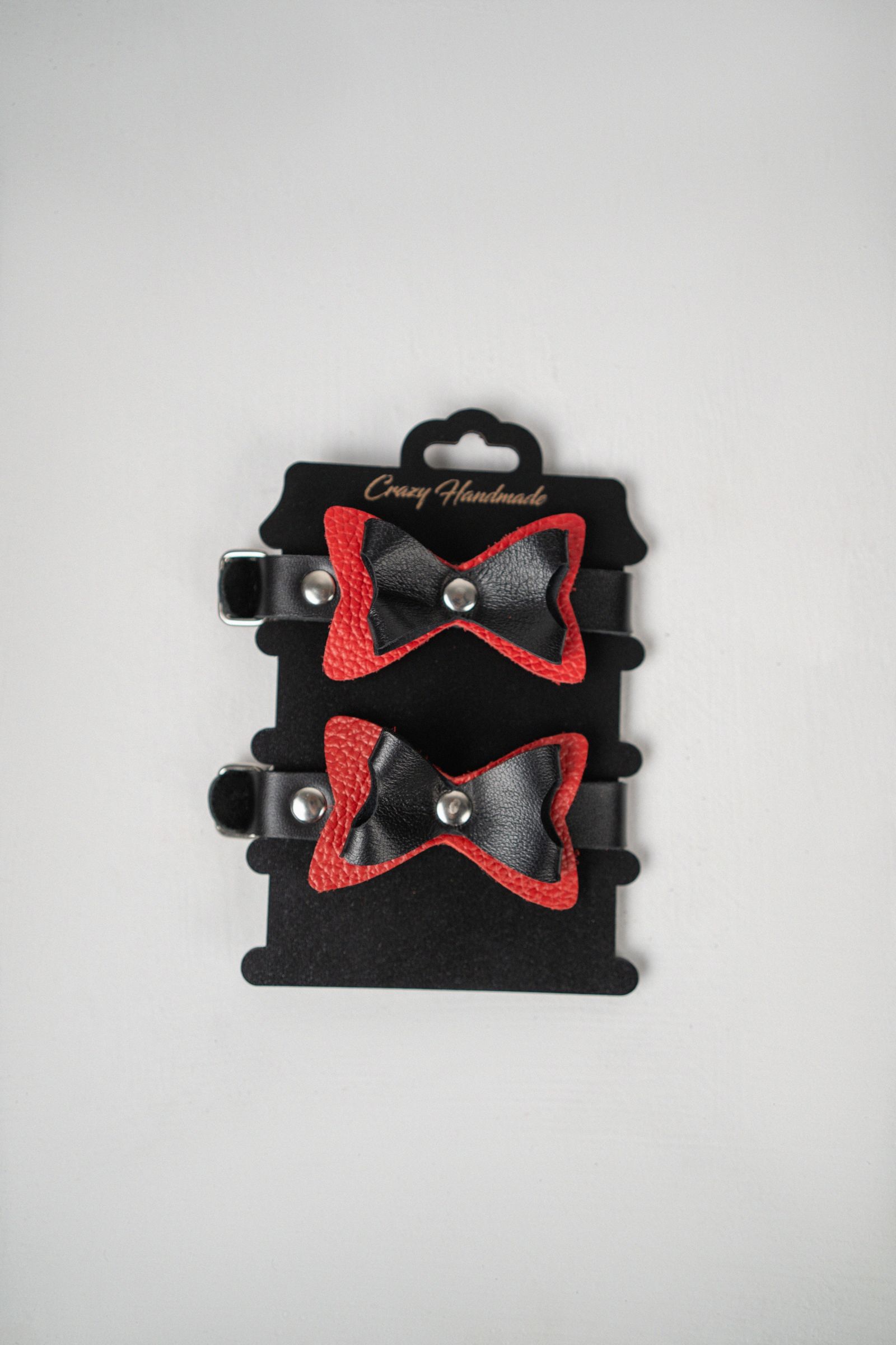 Черно-красные кожаные наручники с бантиками — изображение 2