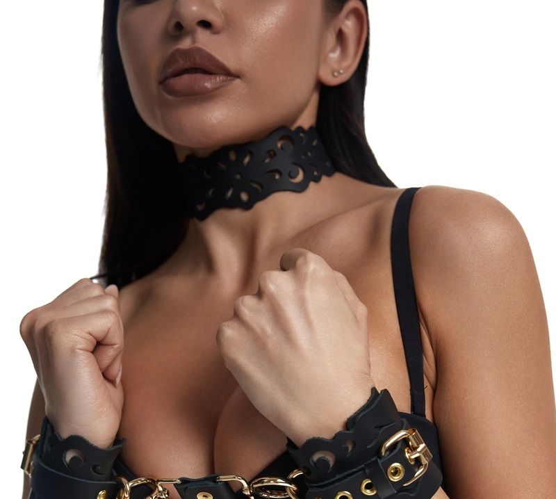 Черный ажурный чокер с золотистой фурнитурой — изображение 2